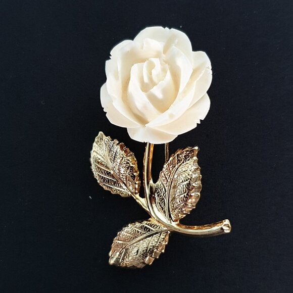 Exquisite Vintage Hand-Carved Bone White Gold Tone Rose Brooch - Picture 7 of 11